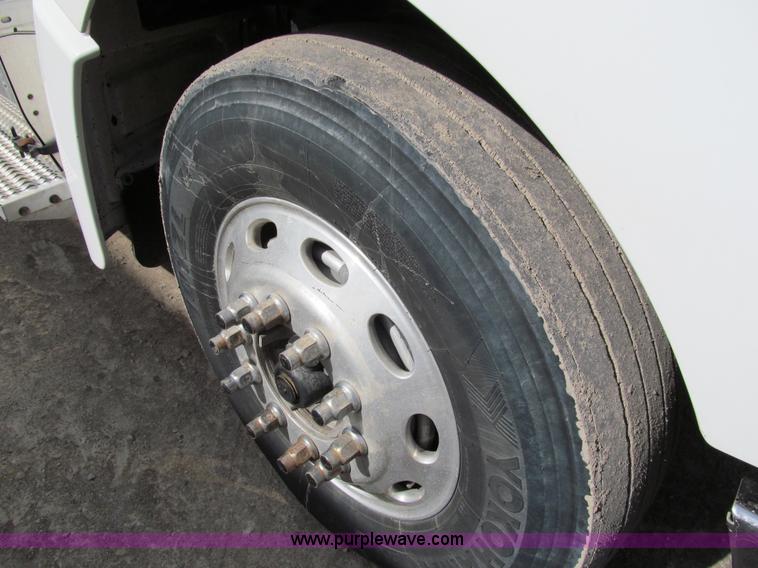 image for item A7503 2004 Peterbilt 387 semi truck