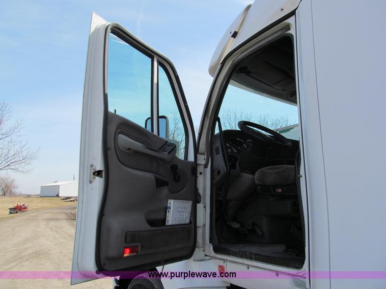 image for item A7503 2004 Peterbilt 387 semi truck