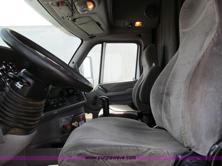 image for item A7503 2004 Peterbilt 387 semi truck