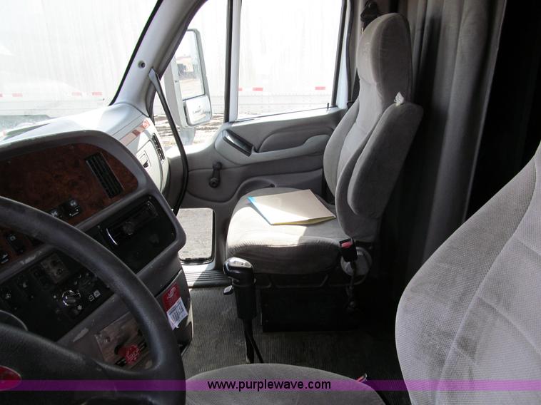 image for item A7503 2004 Peterbilt 387 semi truck
