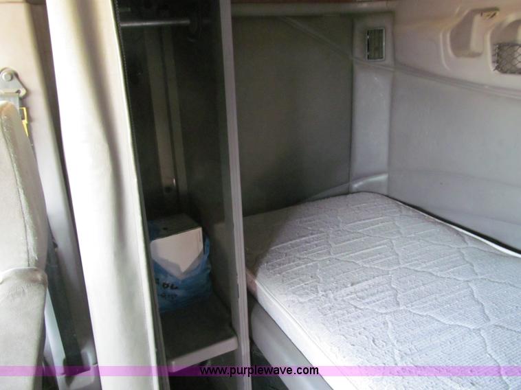 image for item A7503 2004 Peterbilt 387 semi truck