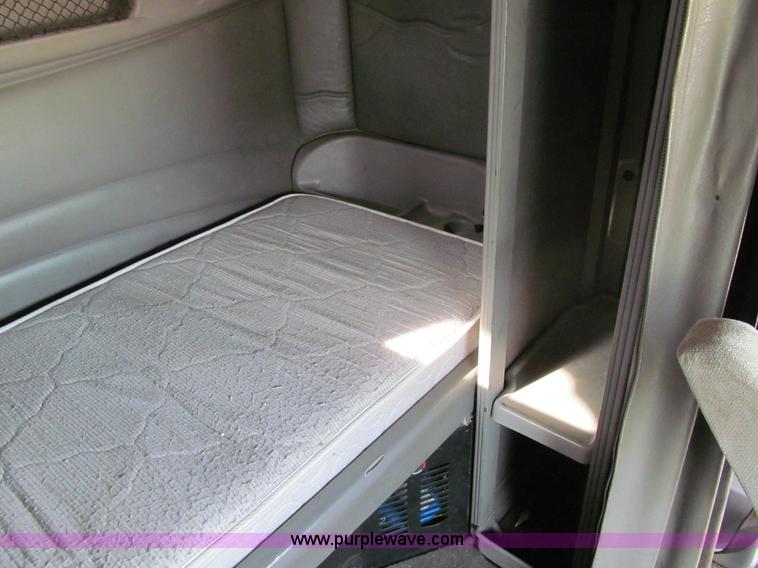 image for item A7503 2004 Peterbilt 387 semi truck