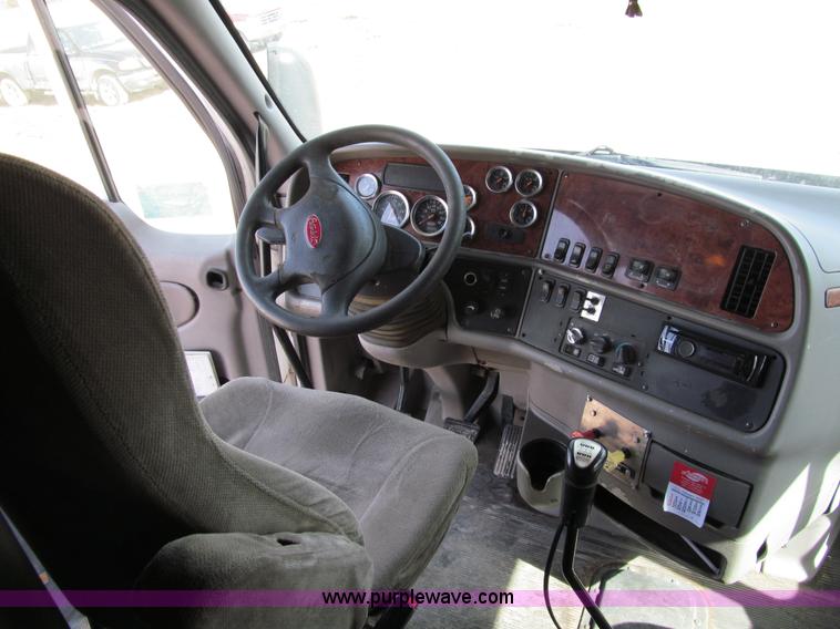 image for item A7503 2004 Peterbilt 387 semi truck