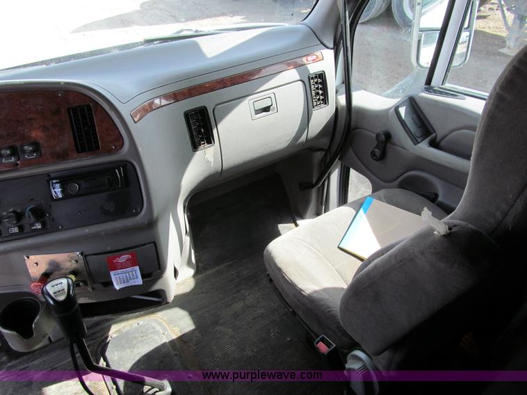 image for item A7503 2004 Peterbilt 387 semi truck