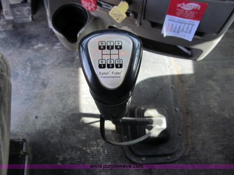 image for item A7503 2004 Peterbilt 387 semi truck