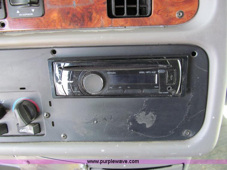 image for item A7503 2004 Peterbilt 387 semi truck