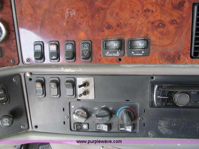 image for item A7503 2004 Peterbilt 387 semi truck