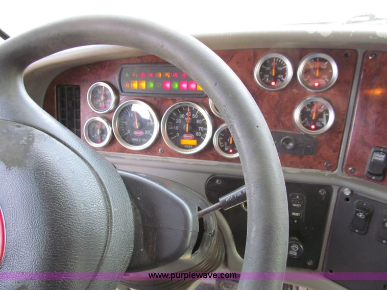 image for item A7503 2004 Peterbilt 387 semi truck