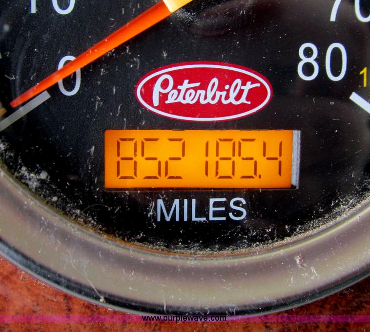 image for item A7503 2004 Peterbilt 387 semi truck