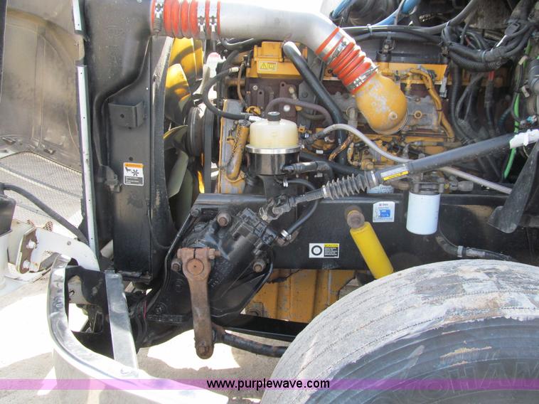 image for item A7503 2004 Peterbilt 387 semi truck