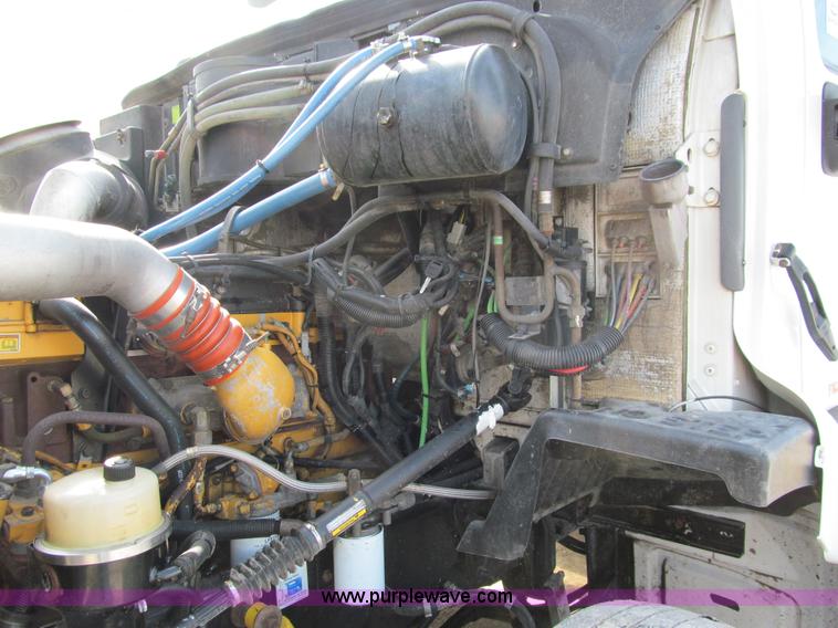 image for item A7503 2004 Peterbilt 387 semi truck