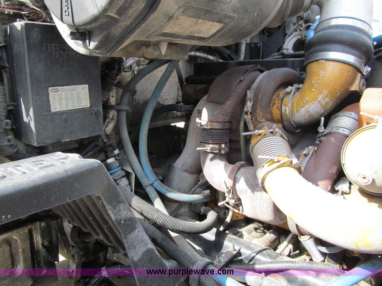 image for item A7503 2004 Peterbilt 387 semi truck