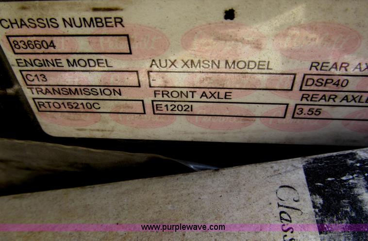 image for item A7503 2004 Peterbilt 387 semi truck