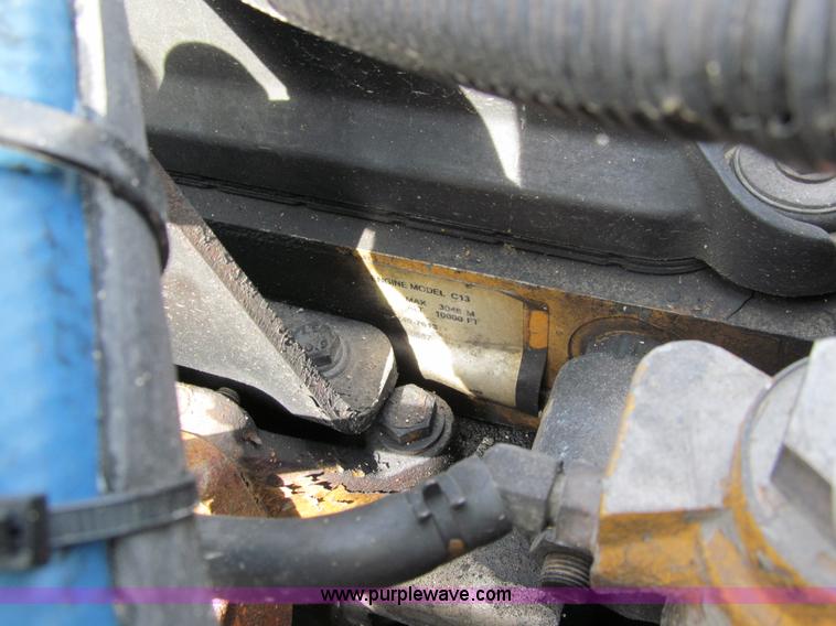 image for item A7503 2004 Peterbilt 387 semi truck