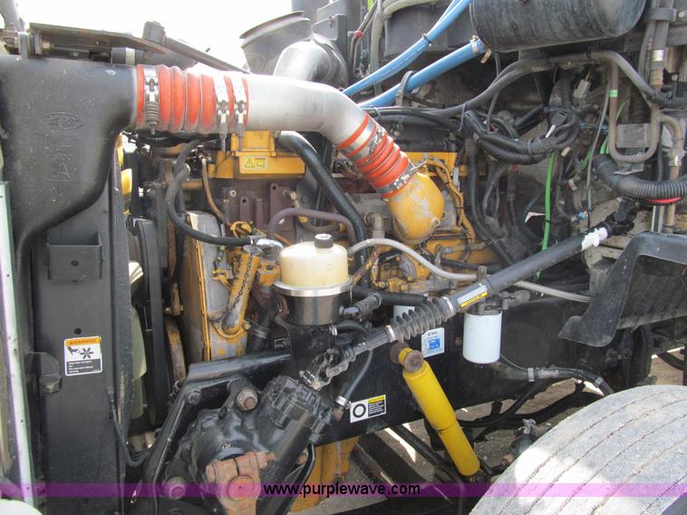 image for item A7503 2004 Peterbilt 387 semi truck