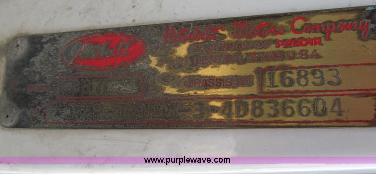 image for item A7503 2004 Peterbilt 387 semi truck