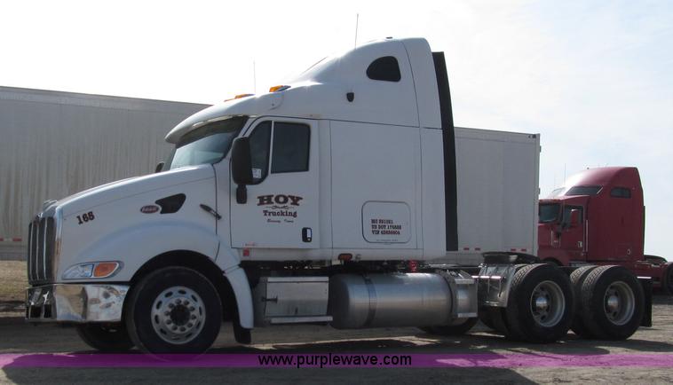 image for item A7503 2004 Peterbilt 387 semi truck