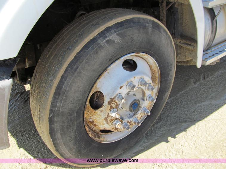 image for item A7505 1999 Sterling A9500 semi truck