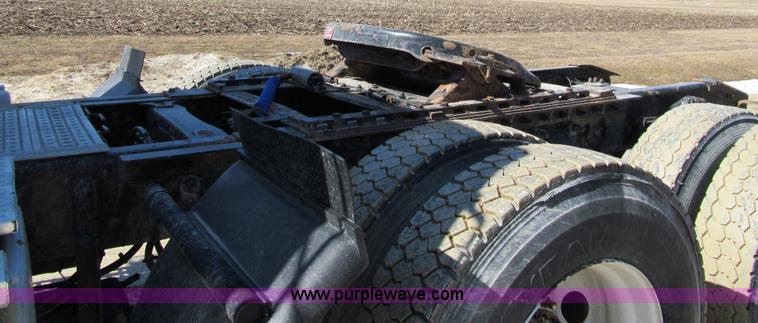 image for item A7505 1999 Sterling A9500 semi truck