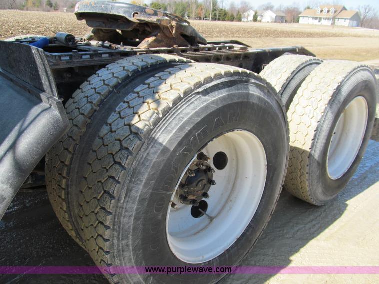 image for item A7505 1999 Sterling A9500 semi truck