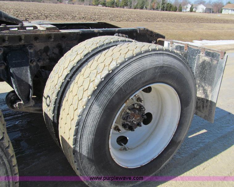 image for item A7505 1999 Sterling A9500 semi truck