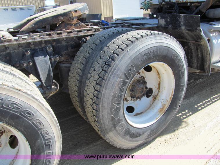 image for item A7505 1999 Sterling A9500 semi truck