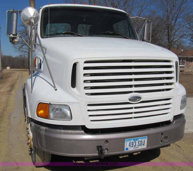 image for item A7505 1999 Sterling A9500 semi truck