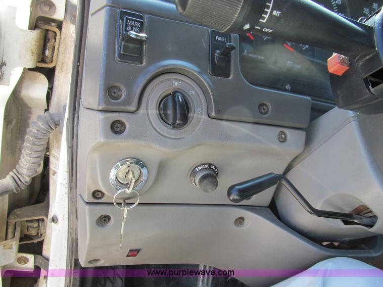 image for item A7505 1999 Sterling A9500 semi truck