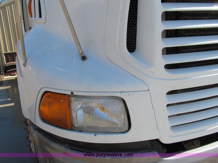 image for item A7505 1999 Sterling A9500 semi truck