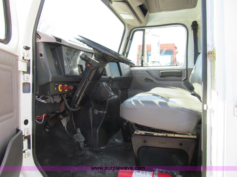 image for item A7506 1999 International 4700 box truck