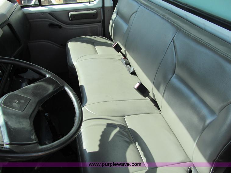 image for item A7506 1999 International 4700 box truck