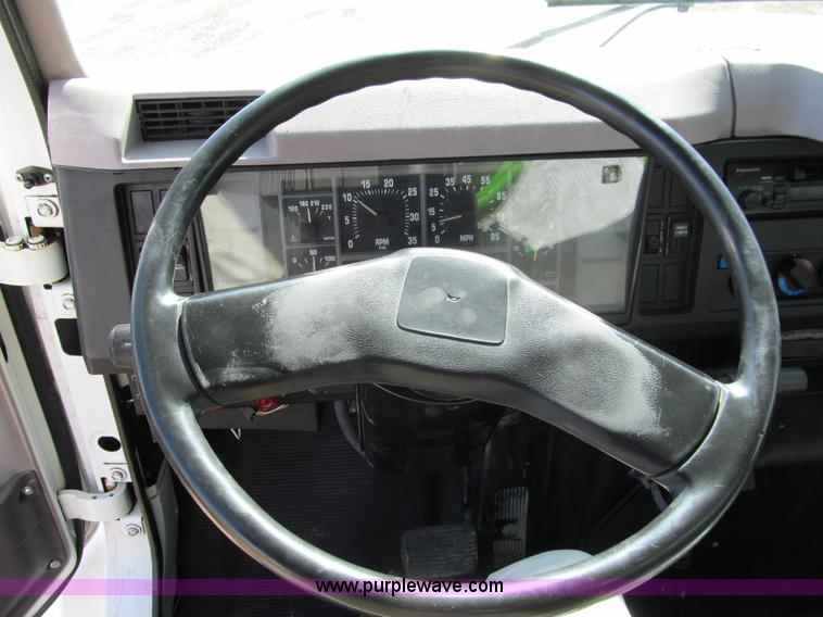 image for item A7506 1999 International 4700 box truck