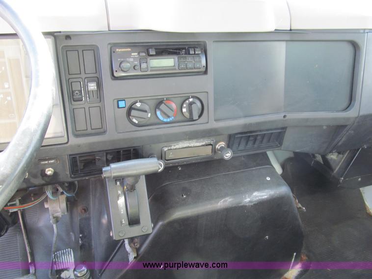 image for item A7506 1999 International 4700 box truck