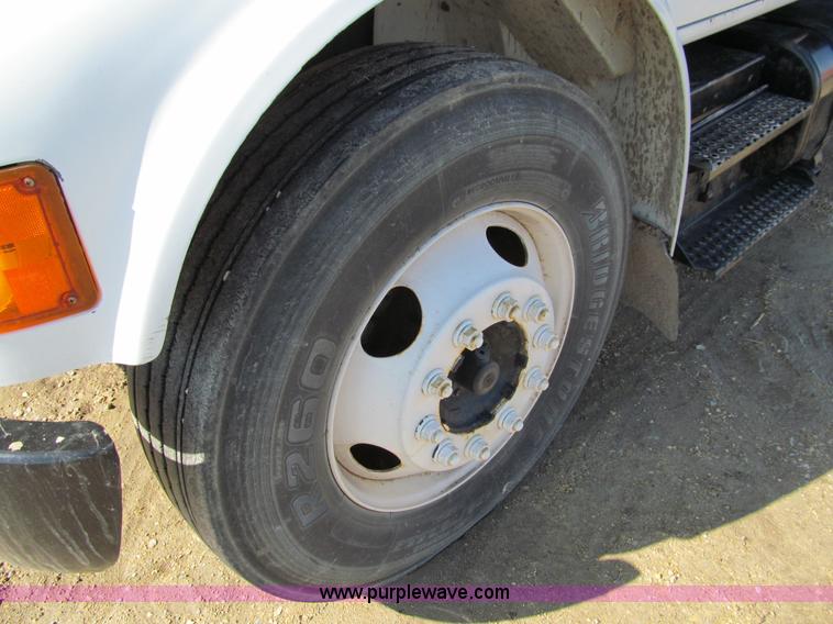 image for item A7506 1999 International 4700 box truck