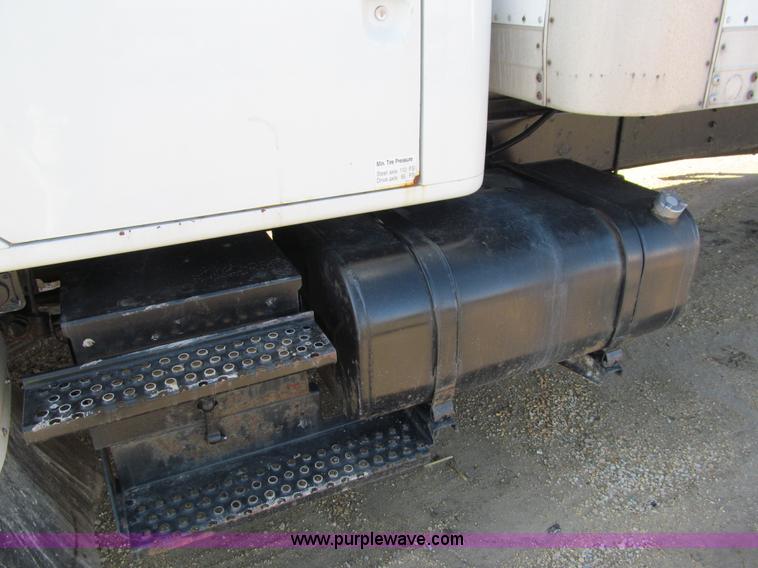 image for item A7506 1999 International 4700 box truck