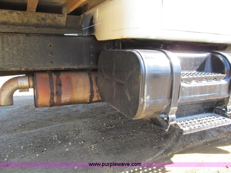 image for item A7506 1999 International 4700 box truck