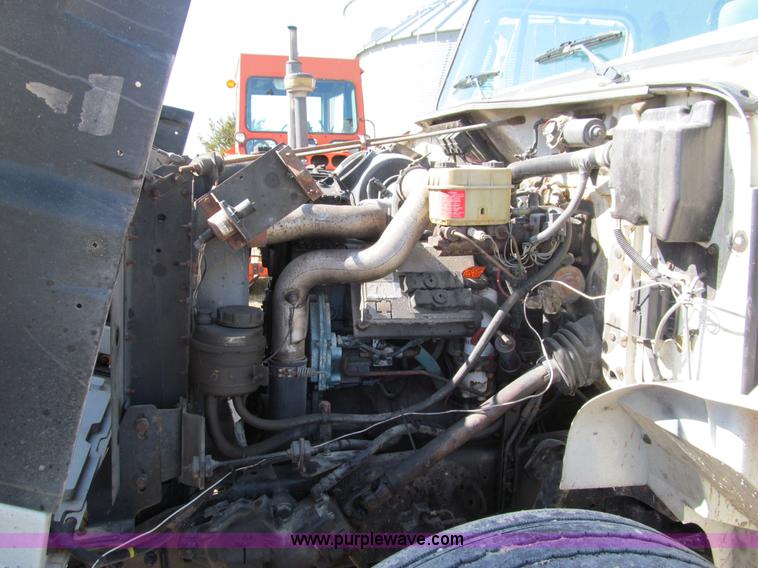 image for item A7506 1999 International 4700 box truck