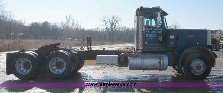 image for item A8073 1985 Peterbilt 359 semi truck