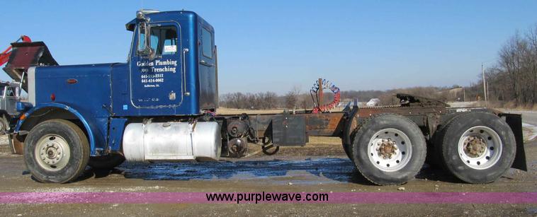 image for item A8073 1985 Peterbilt 359 semi truck