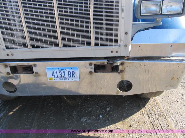 image for item A8073 1985 Peterbilt 359 semi truck