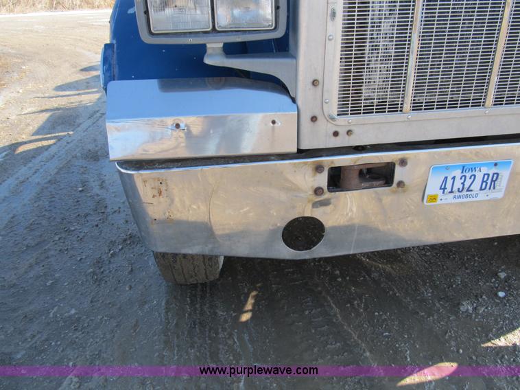 image for item A8073 1985 Peterbilt 359 semi truck