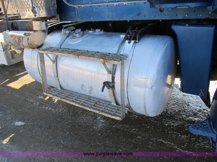 image for item A8073 1985 Peterbilt 359 semi truck