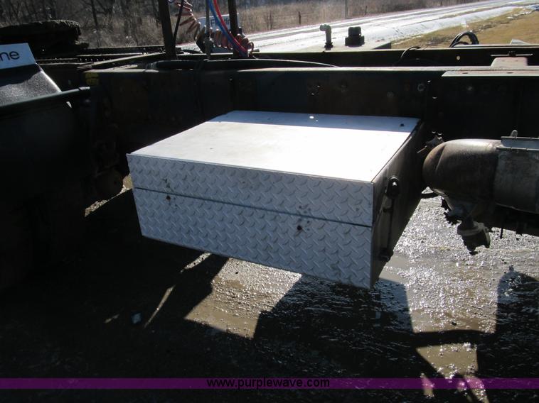 image for item A8073 1985 Peterbilt 359 semi truck