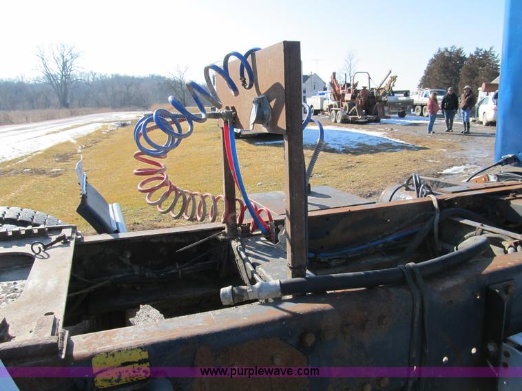 image for item A8073 1985 Peterbilt 359 semi truck