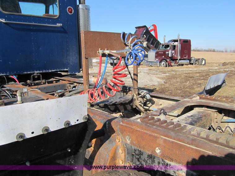 image for item A8073 1985 Peterbilt 359 semi truck