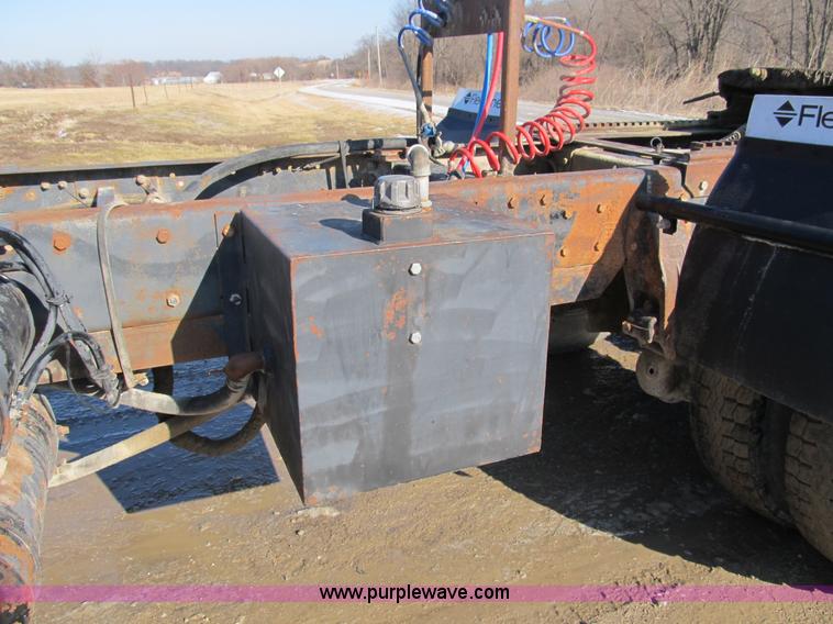 image for item A8073 1985 Peterbilt 359 semi truck