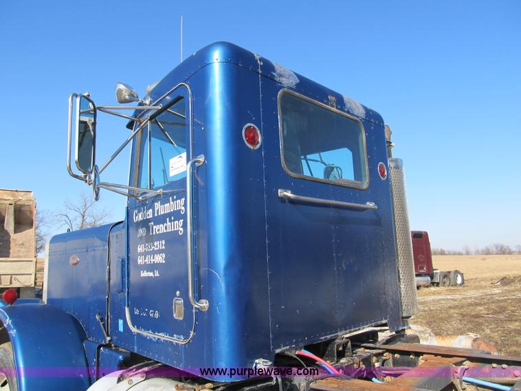 image for item A8073 1985 Peterbilt 359 semi truck