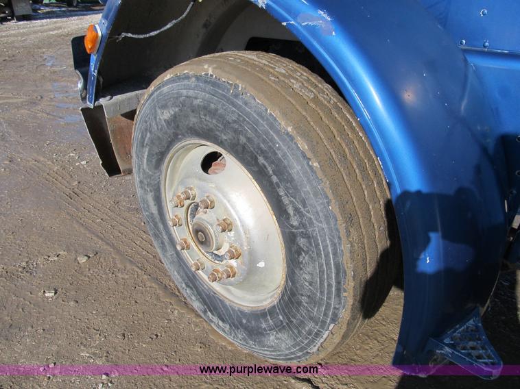 image for item A8073 1985 Peterbilt 359 semi truck