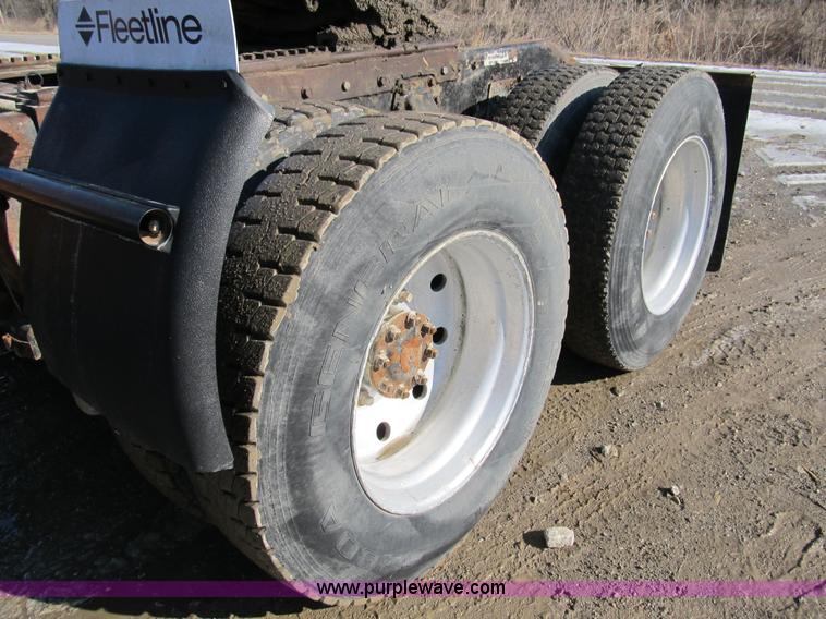 image for item A8073 1985 Peterbilt 359 semi truck