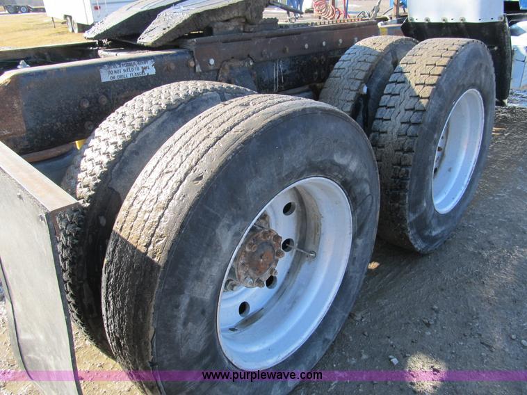 image for item A8073 1985 Peterbilt 359 semi truck